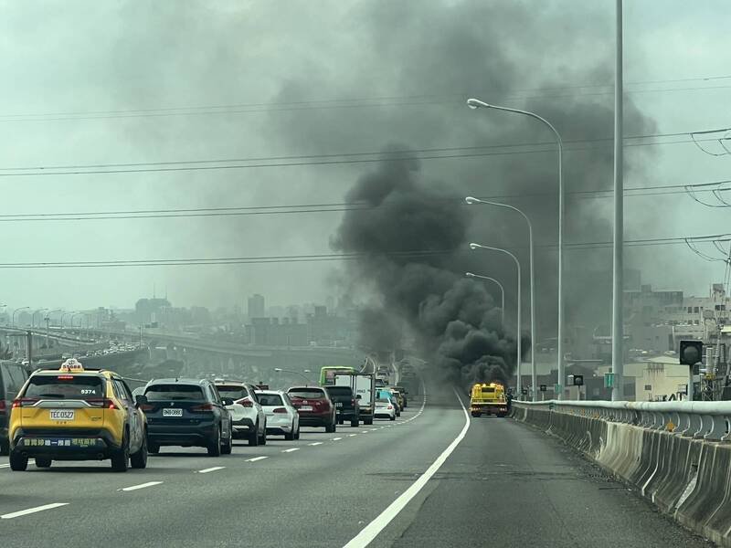 国一五杨高架47.3公里南下路段发生火烧车事件。（警方提供）