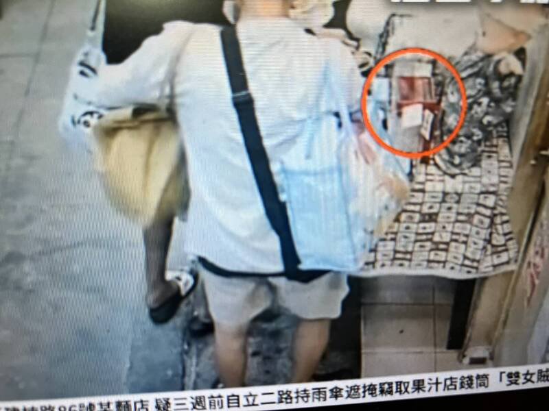 两女涉嫌行窃店家爱心箱，被警方锁定。（取自社会事新闻影音）