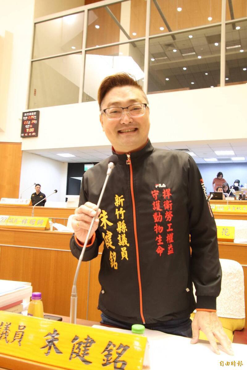 无党籍新竹县议员朱健铭向来关注动保议题，今天倡议县警局成立动保警察。（记者黄美珠摄）