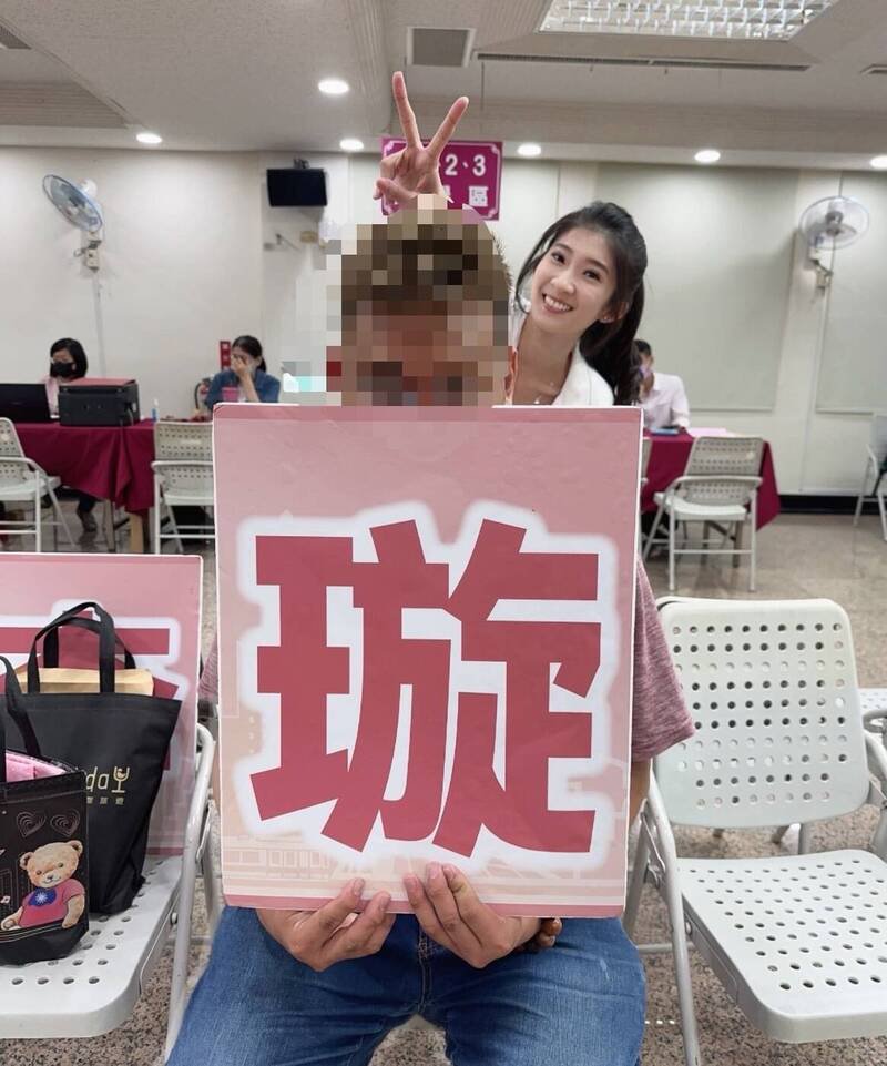 李明璇（后）的19岁助理（前）前年被误认车手头，遭警方逮捕。（李明璇提供）