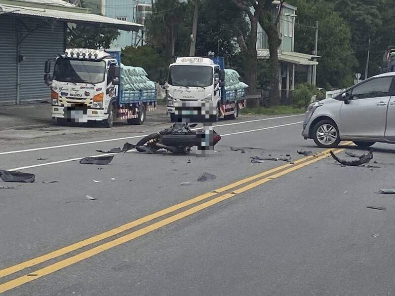机车与同方向自小客相撞后倒地，所有车辆绕道而行。（民众提供）