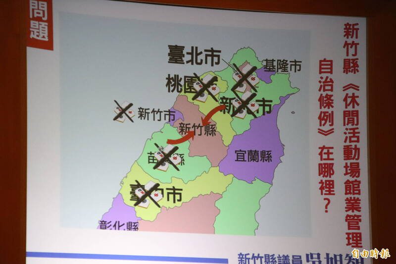 新竹县议员吴旭智说，新竹县周边各县市都严查防堵麻将馆、桌游店可能「假休闲、真赌博」，显得新竹县成了这类店家的「磁吸地」。（记者黄美珠摄）