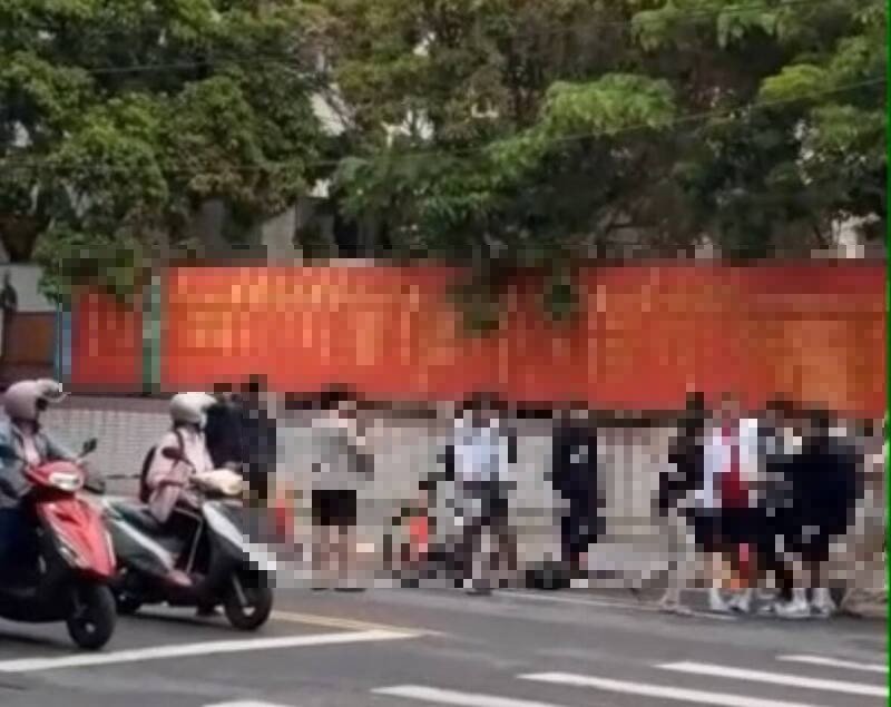 两派人马在学校的大门口开打。（民众提供）