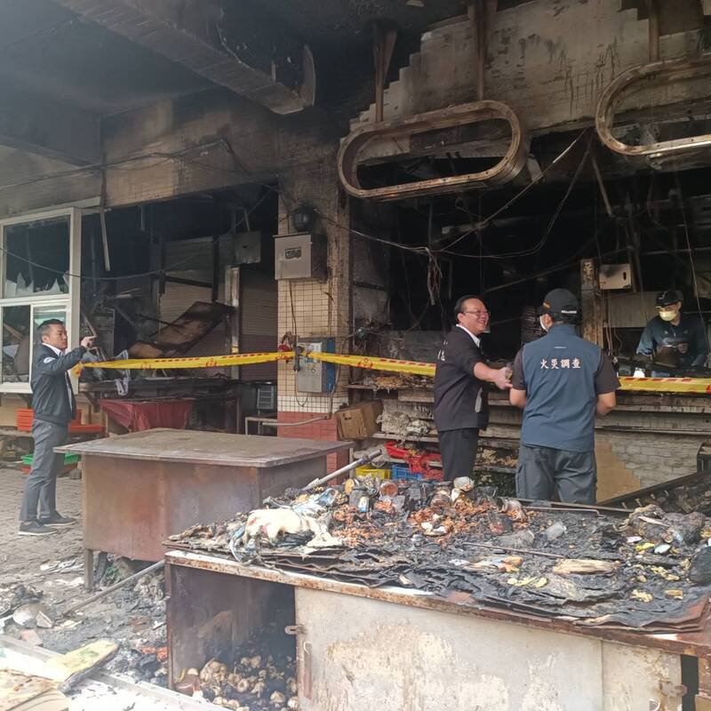 马公市长黄健忠到北辰市场勘查灾后重建工作。（马公市公所提供）