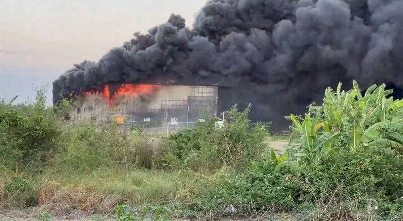 台南安定中荣里工厂火警，火势猛烈。（读者提供）