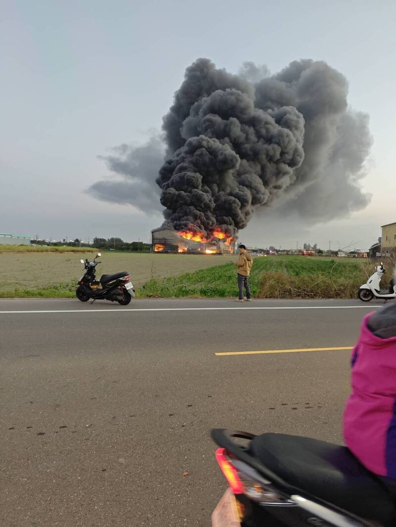 台南安定中荣里工厂火警，包括安定、永康、安南区及新市等4区空气品质恐受影响。（读者提供）