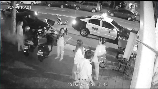 今日凌晨1时许，1名林姓男子因争风吃醋，与另名林姓男子相约在台北市文山区木新路谈判，过程中对空开枪，警方到场后将林男等人带回，厘清案情。（记者姜翔翻摄）