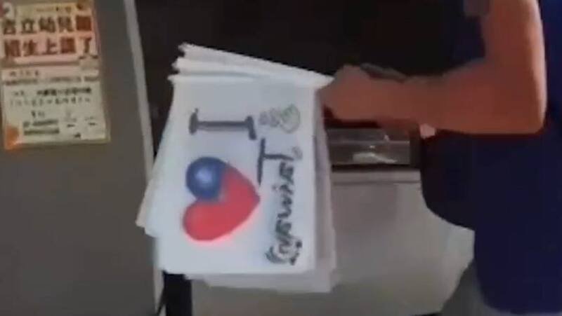 俄罗斯男自制的「爱台湾」国旗。（读者提供）