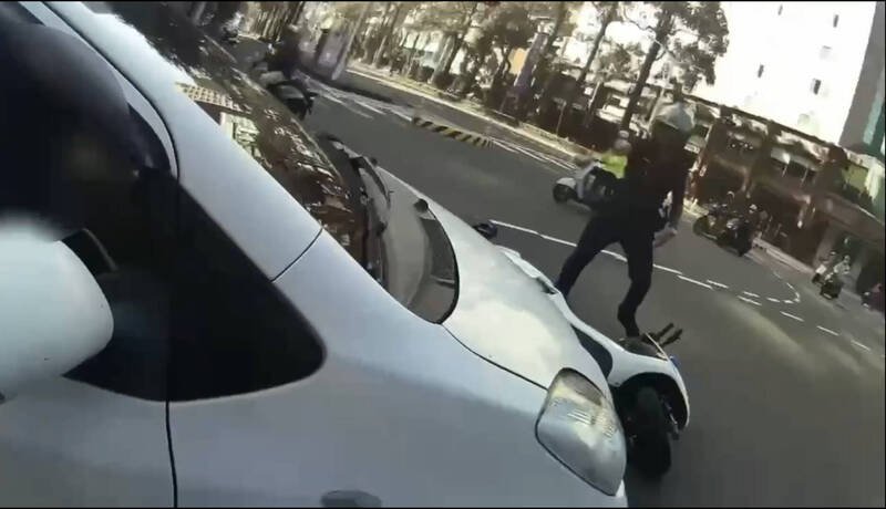 高雄李姓通缉犯拒检跳上友车撞警车，警对空鸣枪开2枪追捕逮人。（民众提供）