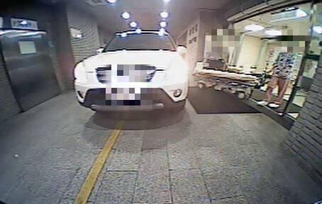 车子抵达彰基急诊，医护人员上前救护。（警方提供）