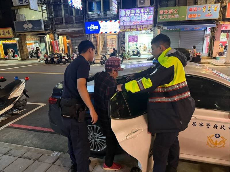 警方协助赖妇，派车将她送回莺歌住处。（记者徐圣伦翻摄）