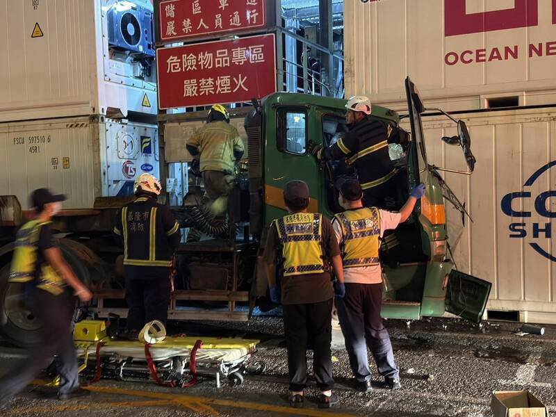 基隆港务消防队员协助辜男脱困。（记者林嘉东翻摄）