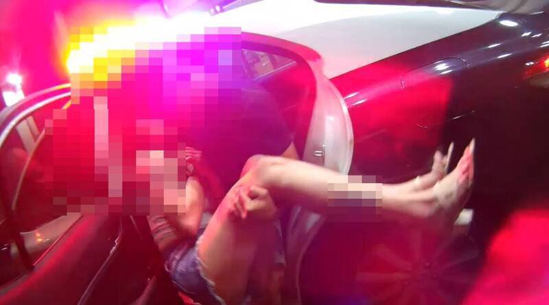 台中谢姓女子近日唱KTV突然昏迷，友人发现焦急抱著下楼就医，刚好碰到执勤员警，坐上警车火速送医。（记者陈建志翻摄）