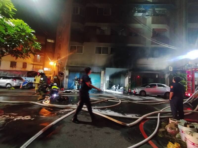 彰化市中华西路大楼火灾，消防员部署水线抢救。（图由林世贤提供）