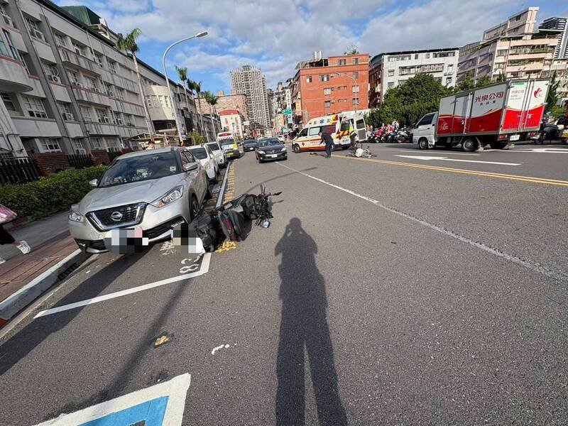 22岁徐姓男子骑乘机车，在新店大丰国小前与86岁刘姓老翁的脚踏车发生碰撞。（记者陆运锋翻摄）