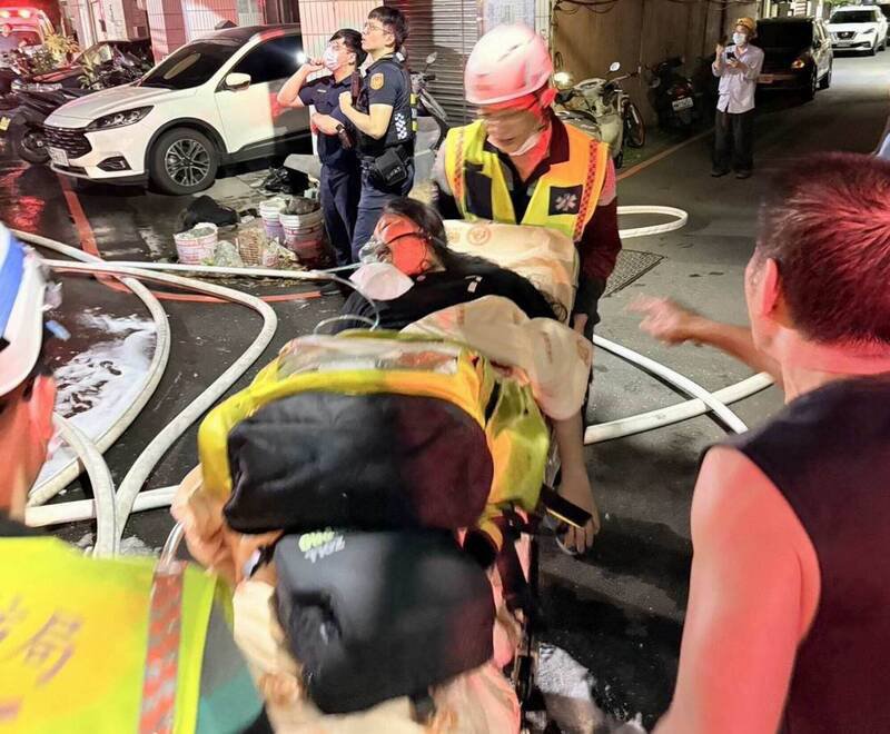 这场大楼火灾共有17人遭呛伤。（图由消防局提供）