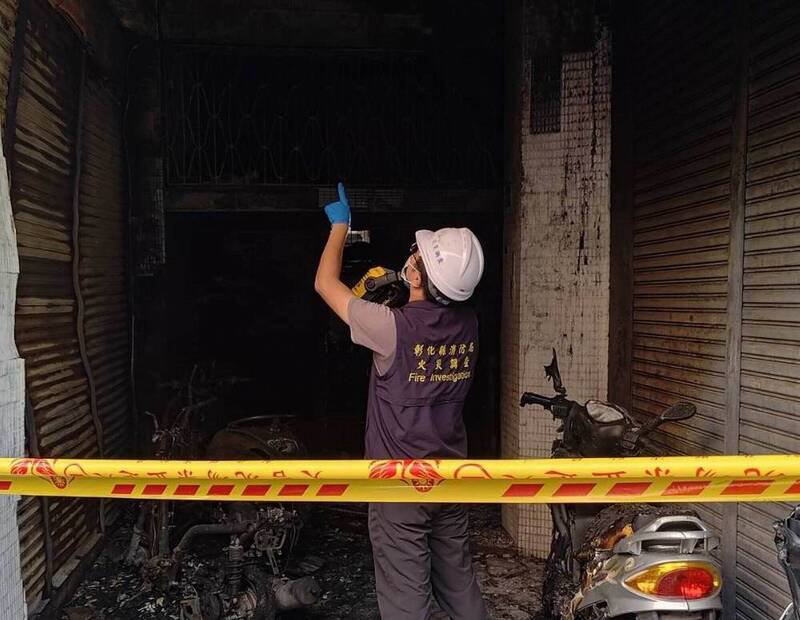 火调科人员重返现场勘验火场迹证。（图由消防局提供）