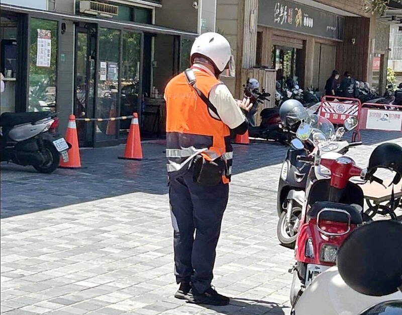 南市交通助理员执行违停开单，连日来争议不断。（南市警察局提供）