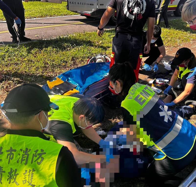 新北市员警追查重阳桥下老翁倒地命危案，紧急送医救回一命。（记者吴仁捷翻摄）