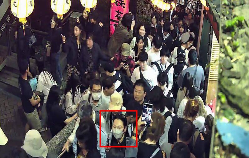 蒙古籍女子（红框处）来台行窃，被法官裁定收押。（记者吴升儒翻摄）