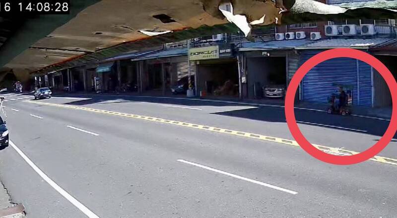 老翁骑电动代步车，原先骑在边线，慢慢往外切。（陈姓民众提供）