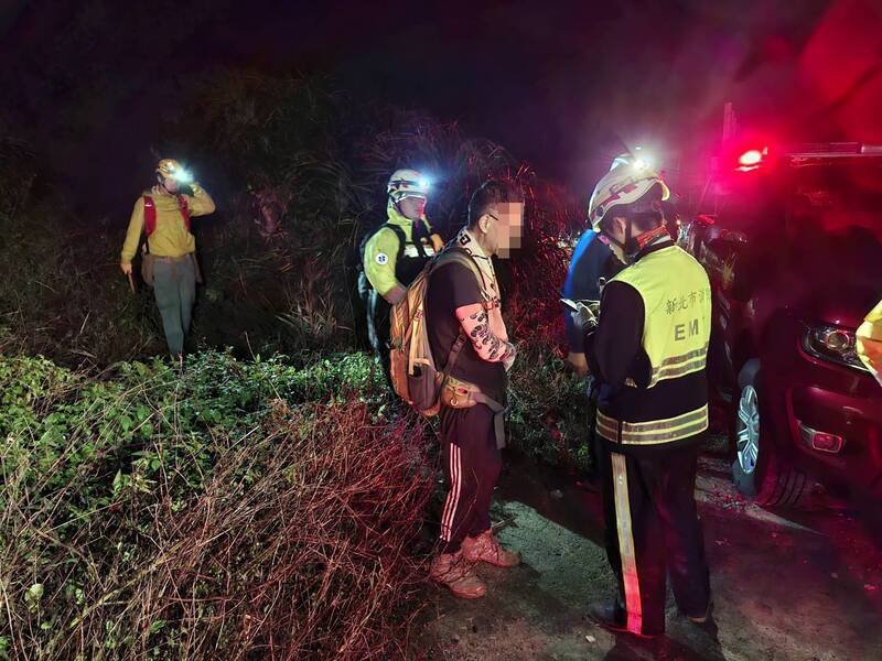 警、消安全护送黄男下山。（记者吴升儒翻摄）