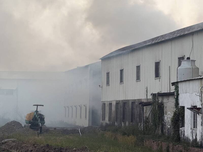 嘉义县太保市一间旧工厂厂房发生火警。（民众提供）