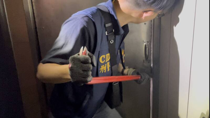 警方撬开旅馆门房入内搜索。（图由警方提供）