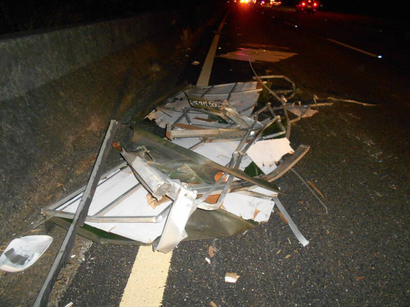 国道1号南向46.4公里处桃园路，15日深夜接连有8车辗过掉落的小货车棚架。（记者郑淑婷翻摄）