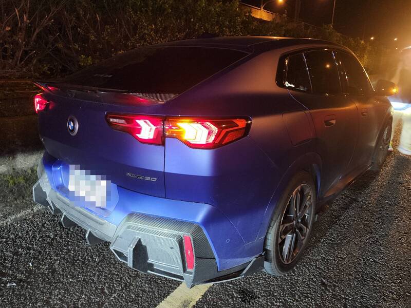 国道1号南向46.4公里处桃园路，15日深夜接连有8车辗过掉落的小货车棚架。（记者郑淑婷翻摄）