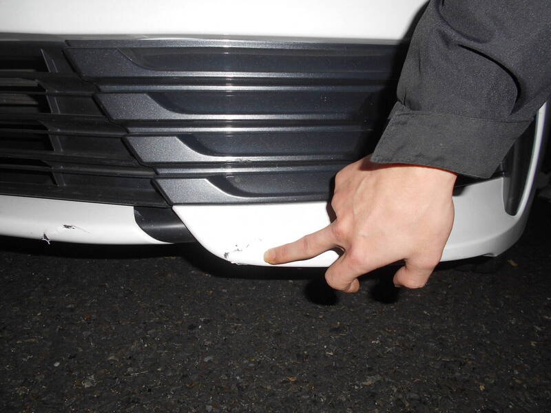 国道1号南向46.4公里处桃园路，15日深夜接连有8车辗过掉落的小货车棚架。（记者郑淑婷翻摄）