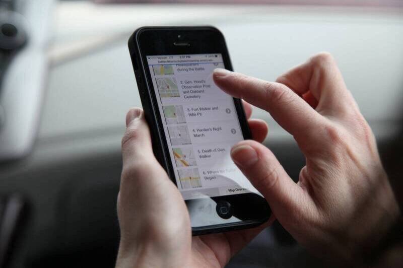 高雄市1名男子今突然致电同居人儿子称2人要去殉情，同居人儿子吓坏报警，警方调阅监视器以车追人，全市线上警网拦查、协寻。示意图。（资料照）