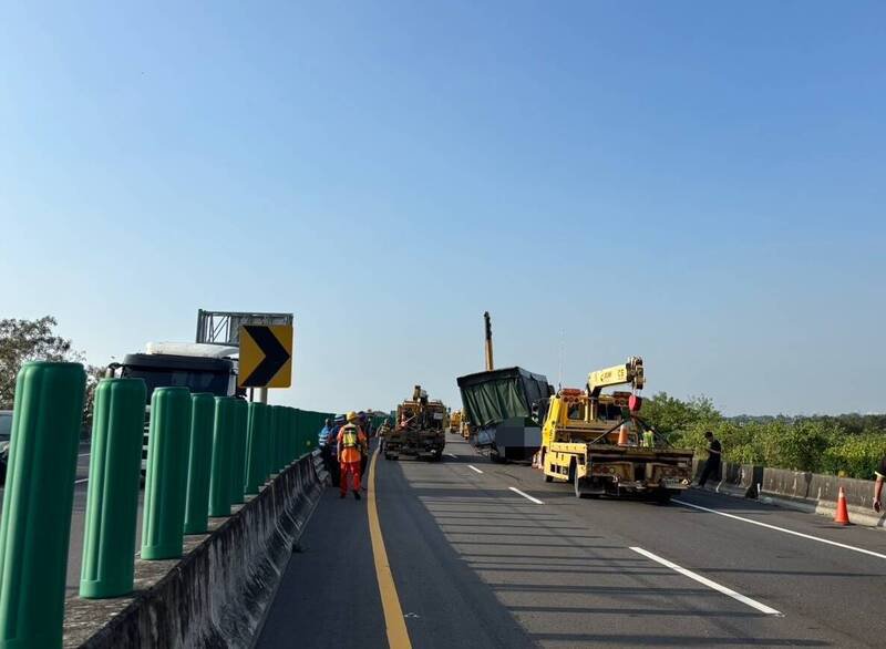 台86线上货车撞击缓撞车，现场暂时封闭，进行拖吊。（图由民众提供）