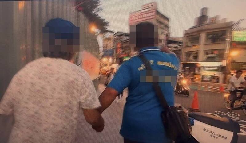 警方顺利帮助黄男（右）与母亲（左）团聚。（记者王冠仁翻摄）