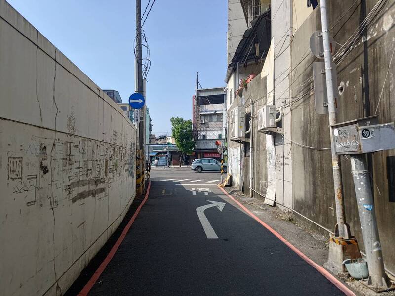 建工路413巷仅能右转建工路。（民众提供）