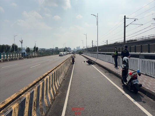 杨姓女骑士今上午行经牛稠溪桥，因车祸伤重不治。（警方提供）