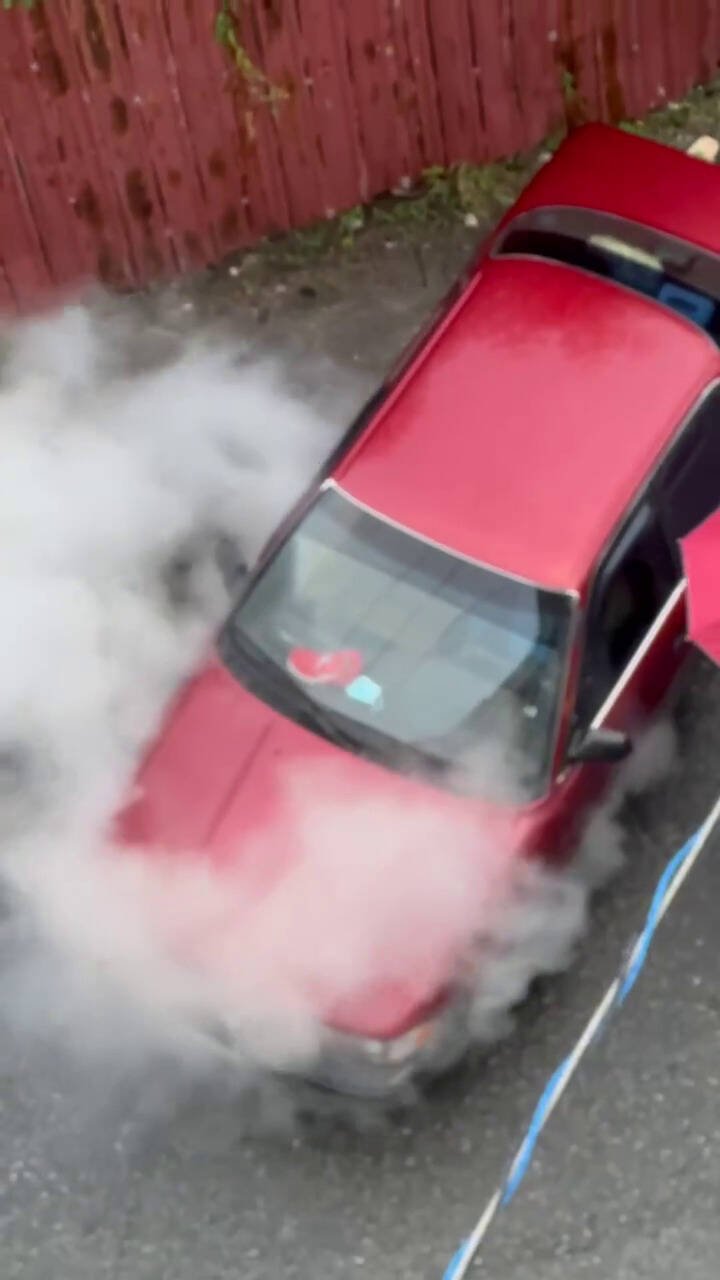 花莲一名8旬翁经常在凌晨3、4点发动车子狂踩油门拉转扰人清梦，昨天还拉转到车子冒烟。（民众提供）