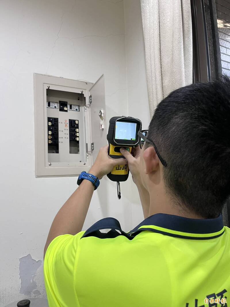 新竹县府消防局居家防火的新思维和做法，除鼓励安装住警器，也提供到宅用热像仪做防火的检测。（记者黄美珠摄）