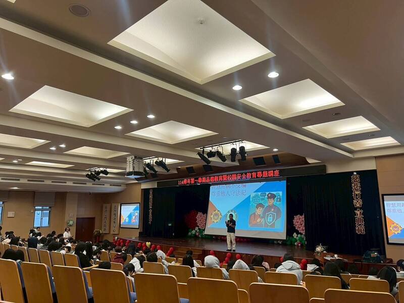 花莲县警察局也前往校园举行「反诈骗暨犯罪预防宣导讲座」。（图由花莲县警察局提供）