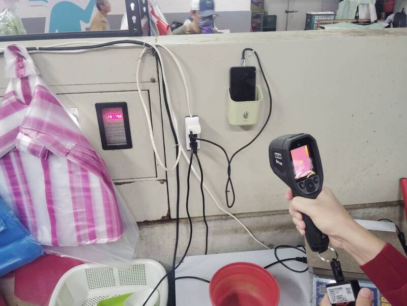 消防人员检查市场电源、插座等用电设备。（桃园市消防局提供）
