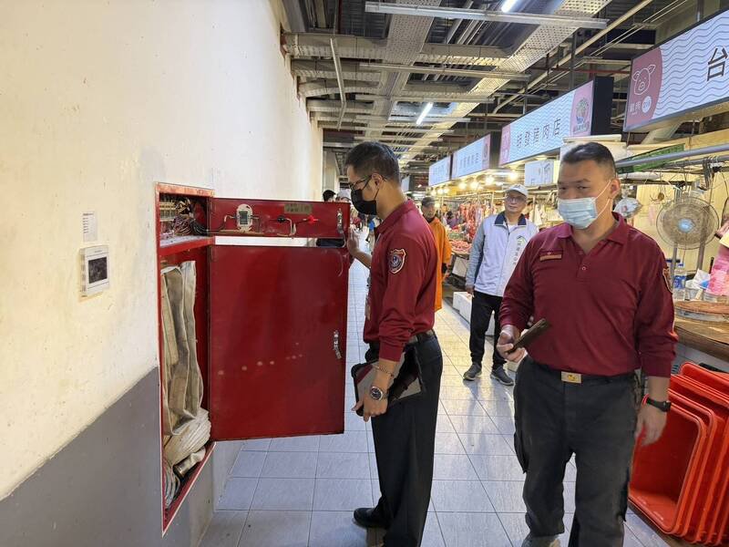消防人员检查市场消防设备。（桃园市消防局提供）