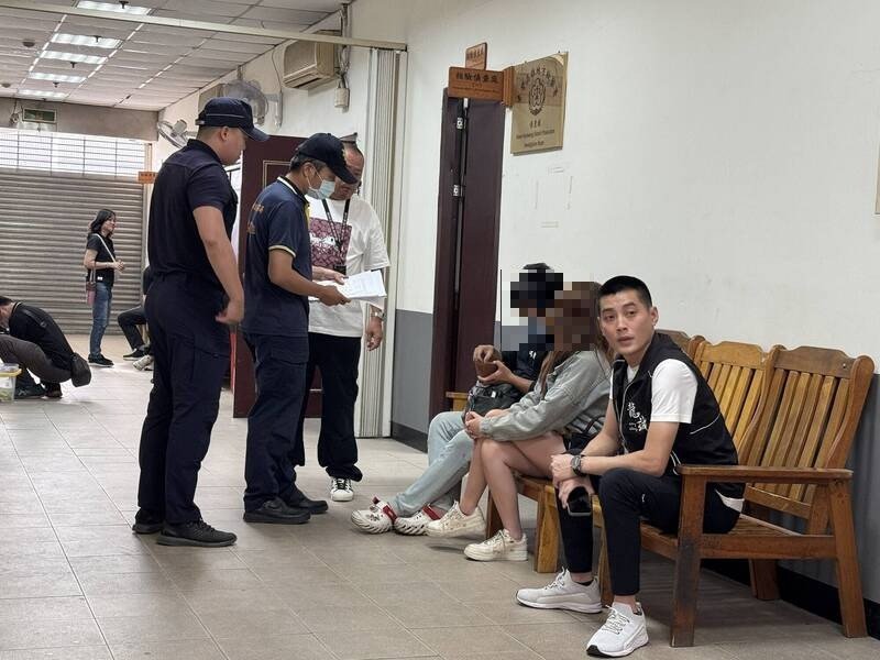 黄姓女死者的儿女在高市殡等候妈妈遗体相验，神情都相当淡定。（记者许丽娟摄）