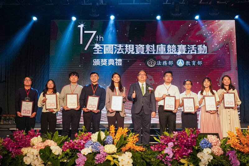 今年竞赛包含法规知识王网路闯关竞赛及全国法规资料库创意教学竞赛两大项目，知识王竞赛举行现场决赛，并从国、高中职学生中评选出成绩最佳的前6名参赛者，并于典礼上公开表扬。（记者刘咏韵翻摄）