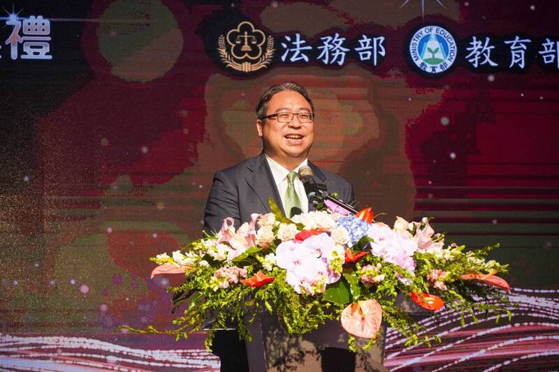 法务部长郑铭谦肯定参与学校师生用心，并指派政务次长黄世杰出席颁奖典礼、共同颁奖表扬获奖师生。（记者刘咏韵翻摄）