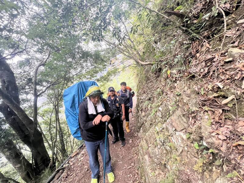 保七总队刑警大队长张益诚攀登八通关越岭古道猝死，消防人员驰援。（南投县消防局提供）