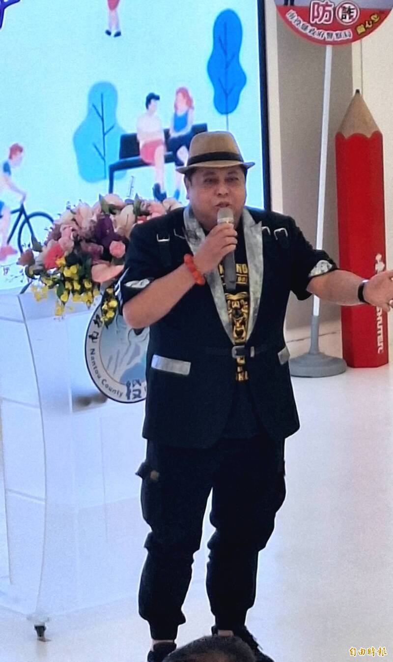 南投县警察局18日举办反诈记者会，请来艺人「黑面」担任反诈骗代言人。（记者张协升摄）