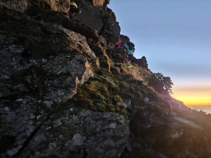 女山友受困海拔3千公尺绝壁，失温获救。（民众提供）