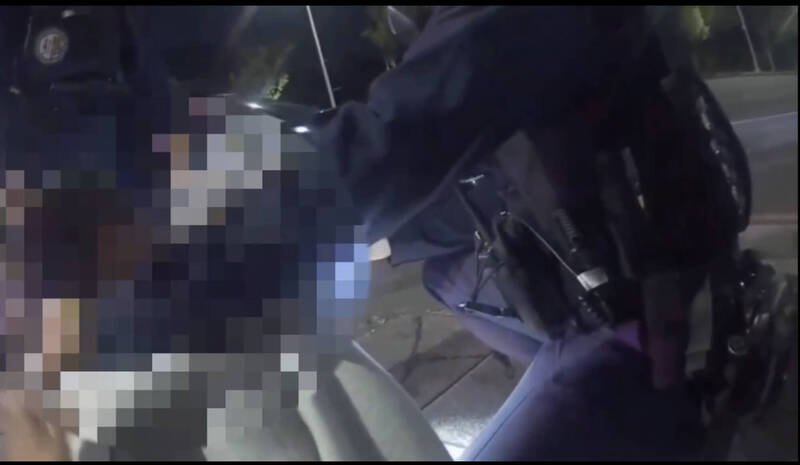 高雄机车骑士蛇行，冲撞警车后肇逃，被逮时激动辩称脚抽筋失控。（民众提供）