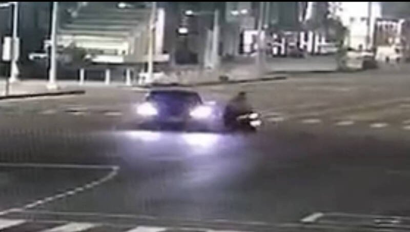 高雄机车骑士蛇行撞警车肇逃被逮，他激动辩称脚抽筋失控。（民众提供）