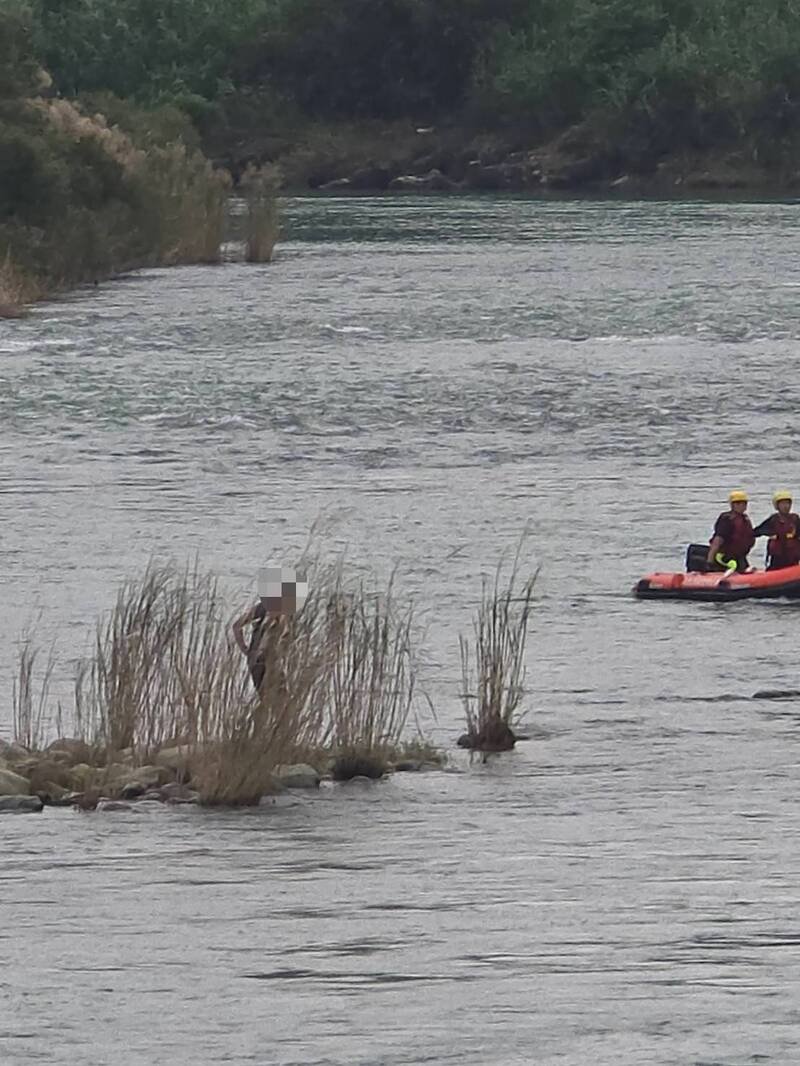 48岁的郑姓男子因突遇水位暴涨，导致他受困溪中且水深一度淹至胸口。（记者郑景议翻摄）